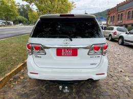 TOYOTA - HILUX SW4 - 2013/2014 - Branca - R$ 154.900,00