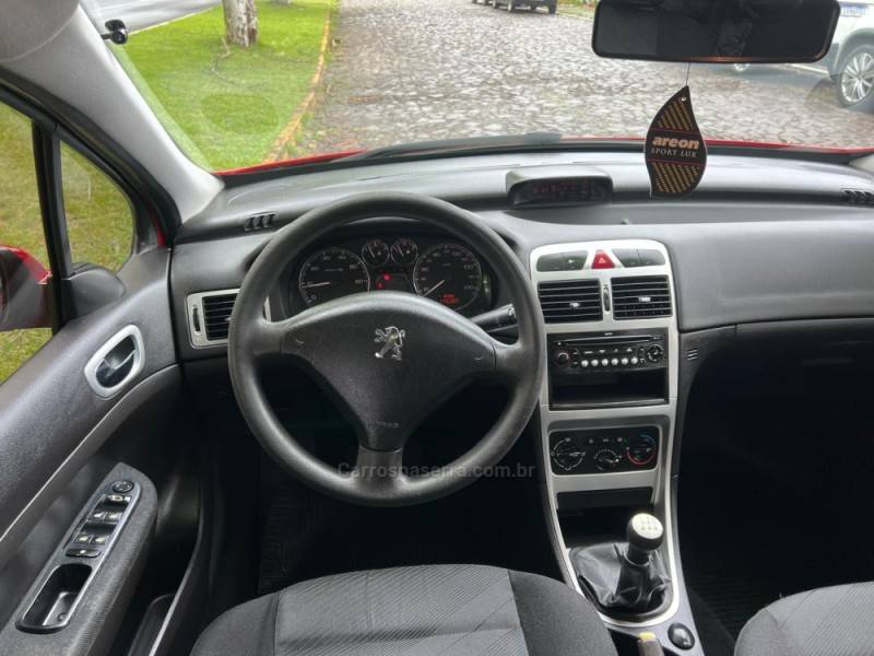 PEUGEOT - 307 - 2008/2009 - Vermelha - R$ 24.900,00