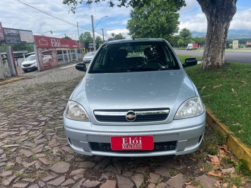 CHEVROLET - CORSA - 2011/2012 - Prata - R$ 35.900,00