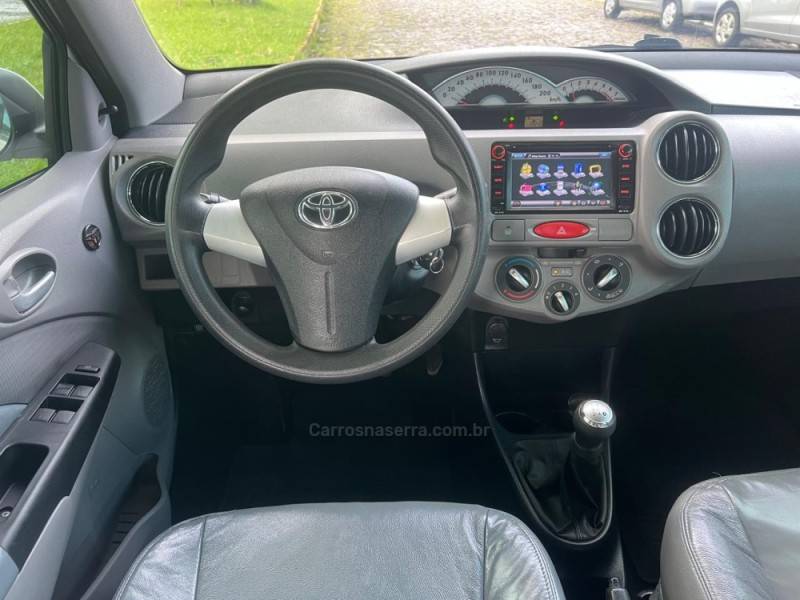 TOYOTA - ETIOS - 2013/2013 - Branca - R$ 42.900,00