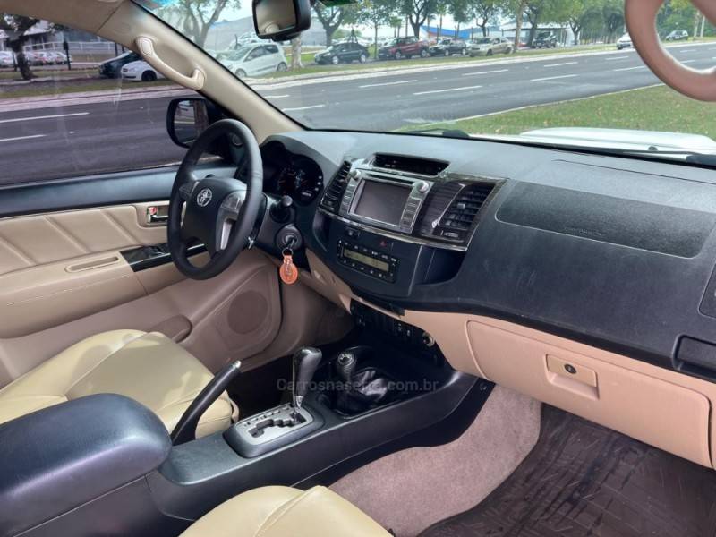 TOYOTA - HILUX SW4 - 2013/2014 - Branca - R$ 154.900,00
