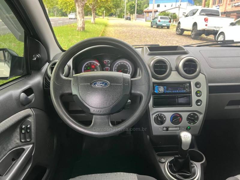FORD - FIESTA - 2014/2014 - Prata - R$ 33.900,00