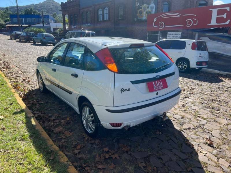 FORD - FOCUS - 2005/2005 - Branca - R$ 25.900,00