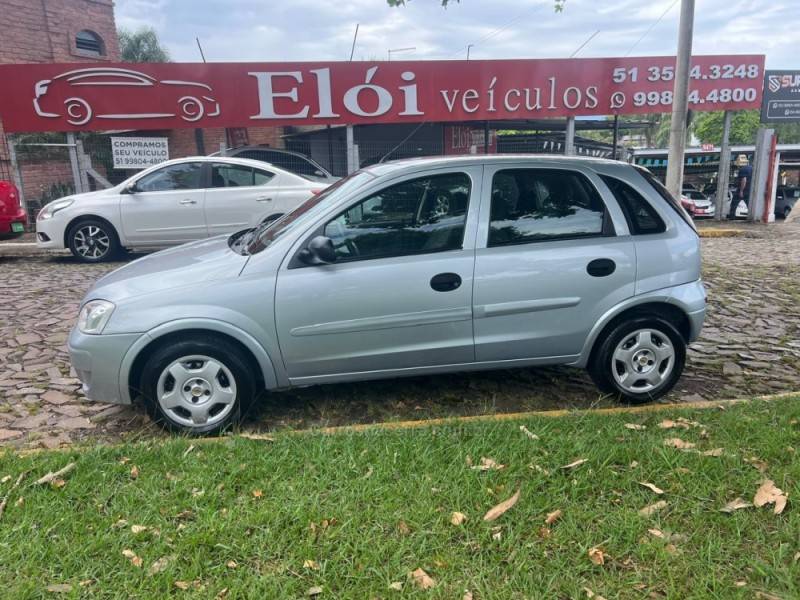 CHEVROLET - CORSA - 2011/2012 - Prata - R$ 35.900,00