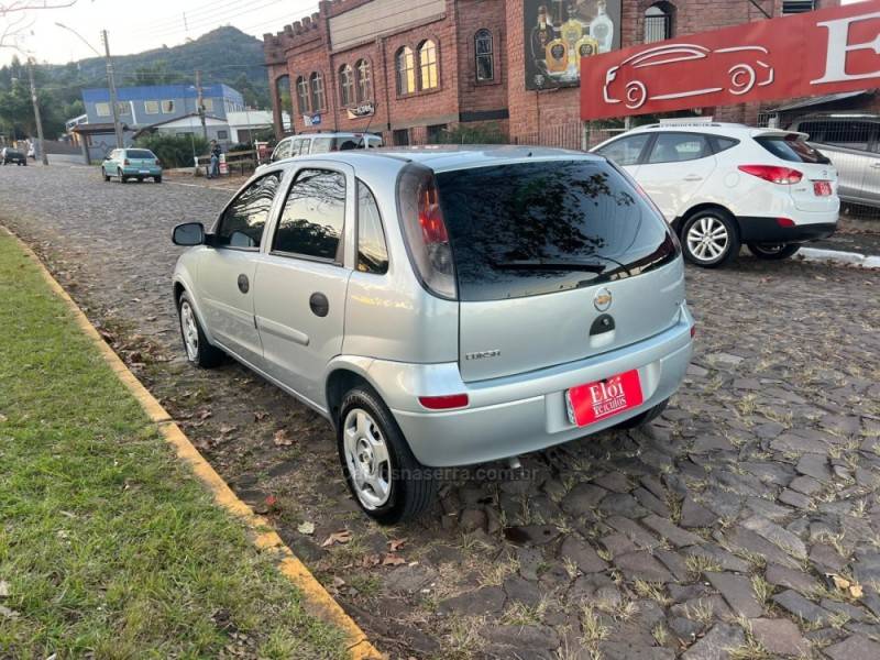 CHEVROLET - CORSA - 2011/2012 - Prata - R$ 35.900,00