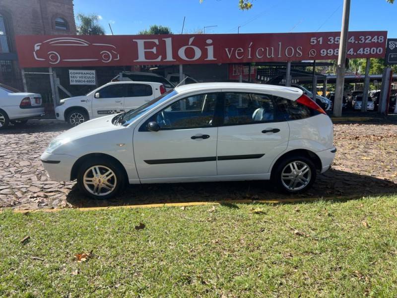 FORD - FOCUS - 2005/2005 - Branca - R$ 25.900,00