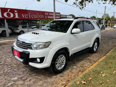 TOYOTA - HILUX SW4 - 2013/2014 - Branca - R$ 154.900,00