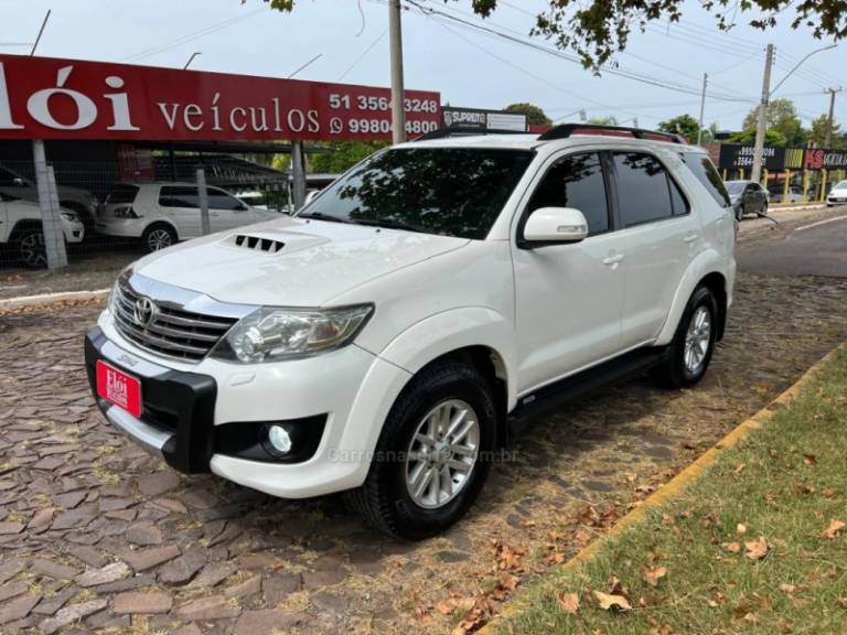 TOYOTA - HILUX SW4 - 2013/2014 - Branca - R$ 154.900,00