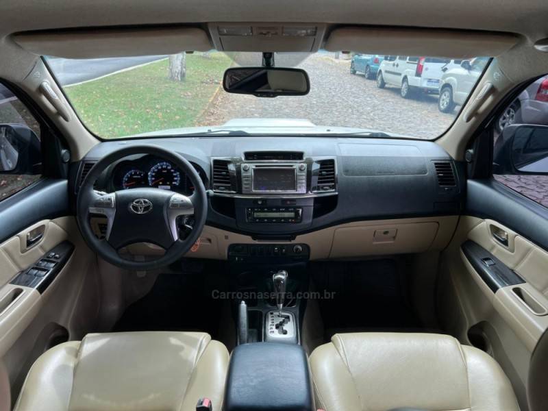 TOYOTA - HILUX SW4 - 2013/2014 - Branca - R$ 154.900,00