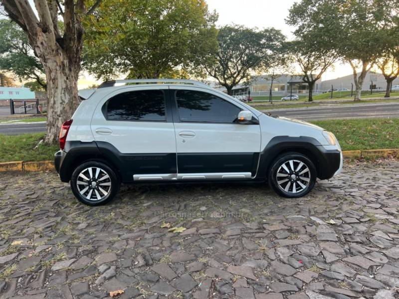TOYOTA - ETIOS CROSS - 2014/2015 - Branca - R$ 50.900,00