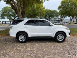 TOYOTA - HILUX SW4 - 2013/2014 - Branca - R$ 154.900,00