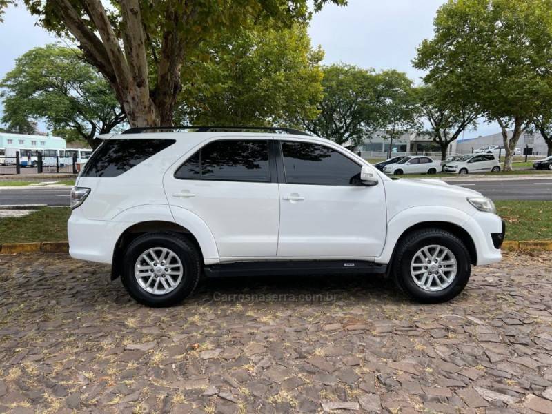 TOYOTA - HILUX SW4 - 2013/2014 - Branca - R$ 154.900,00