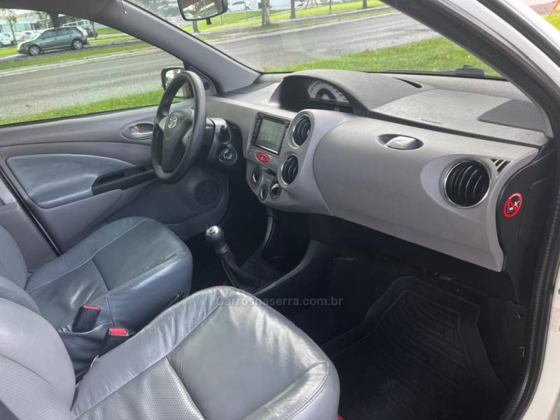 TOYOTA - ETIOS - 2013/2013 - Branca - R$ 42.900,00