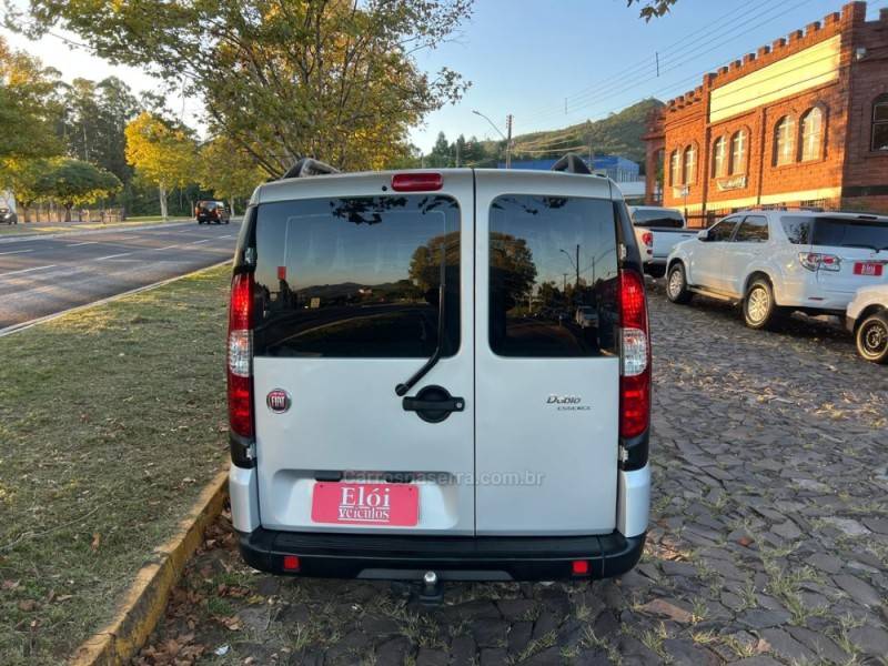 FIAT - DOBLÓ - 2016/2017 - Prata - R$ 63.900,00