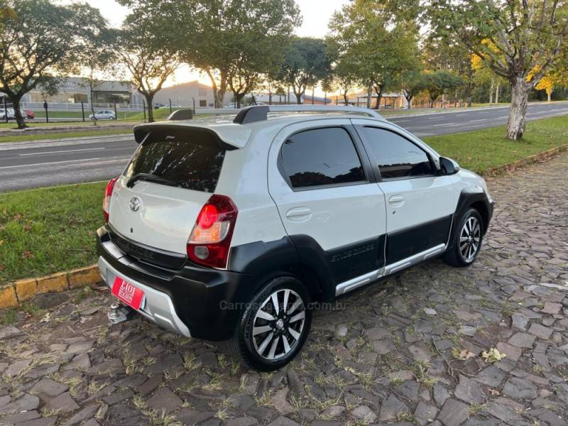 TOYOTA - ETIOS CROSS - 2014/2015 - Branca - R$ 50.900,00