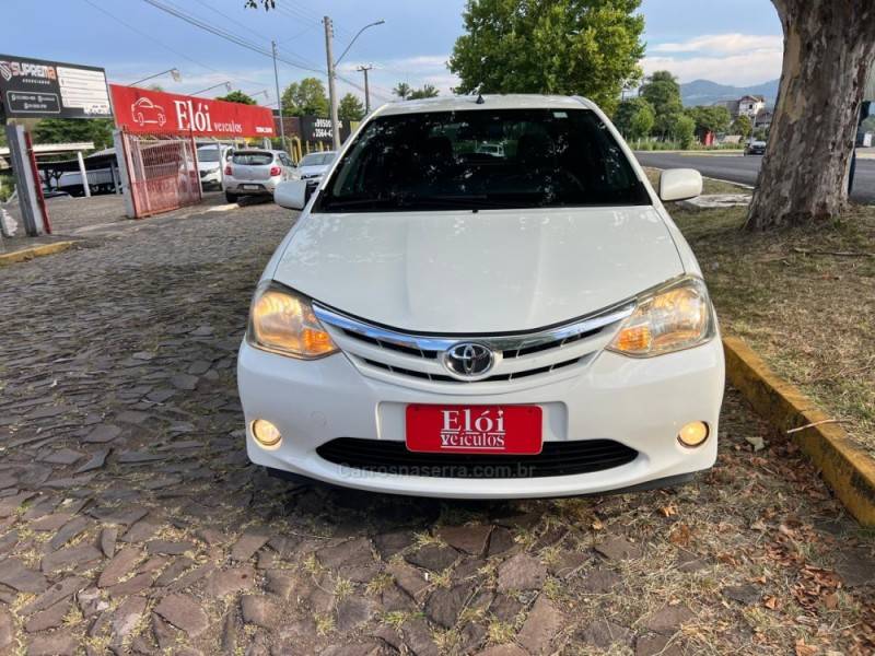 TOYOTA - ETIOS - 2013/2013 - Branca - R$ 42.900,00