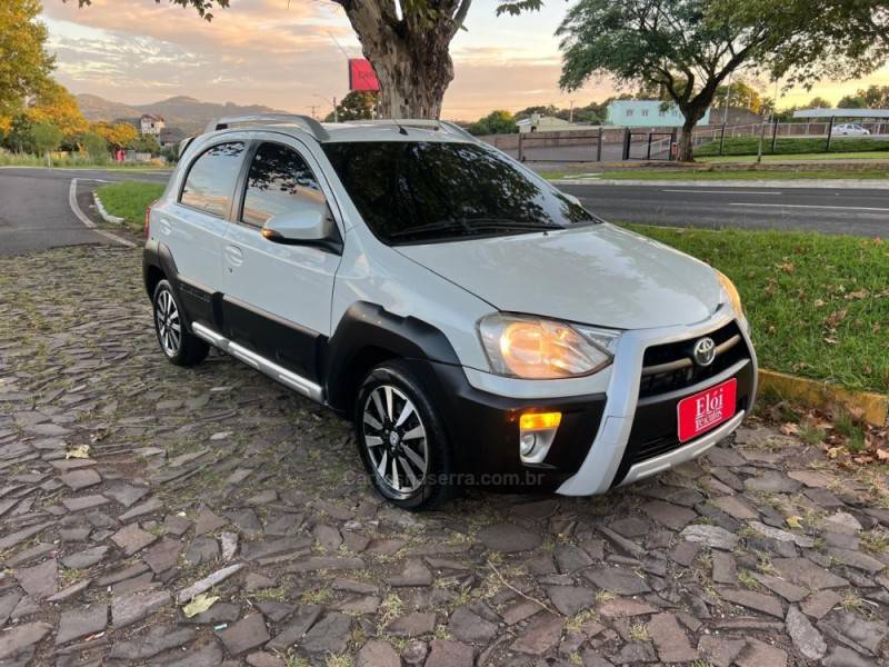 TOYOTA - ETIOS CROSS - 2014/2015 - Branca - R$ 50.900,00