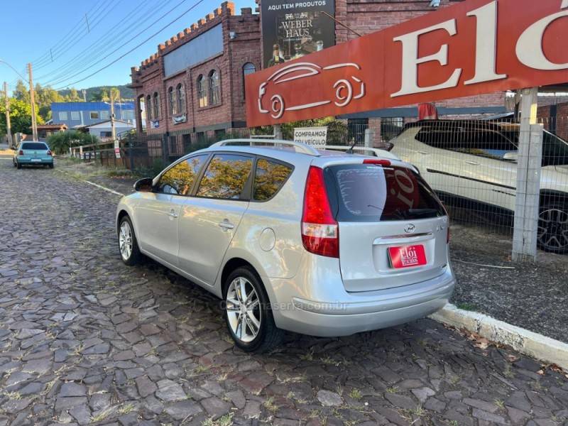 HYUNDAI - I30 CW - 2011/2012 - Prata - R$ 53.900,00
