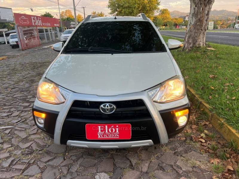 TOYOTA - ETIOS CROSS - 2014/2015 - Branca - R$ 50.900,00