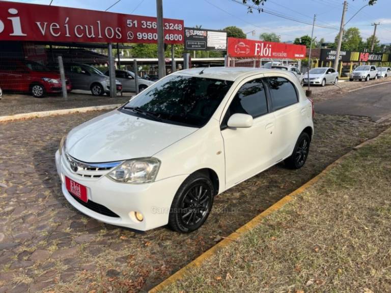 TOYOTA - ETIOS - 2013/2013 - Branca - R$ 42.900,00