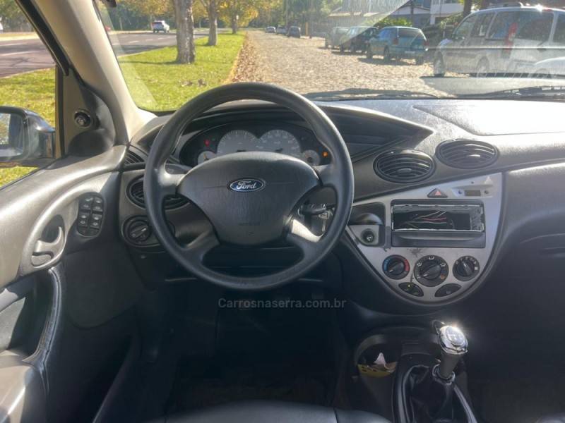 FORD - FOCUS - 2005/2005 - Branca - R$ 25.900,00