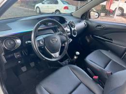 TOYOTA - ETIOS CROSS - 2014/2015 - Branca - R$ 50.900,00