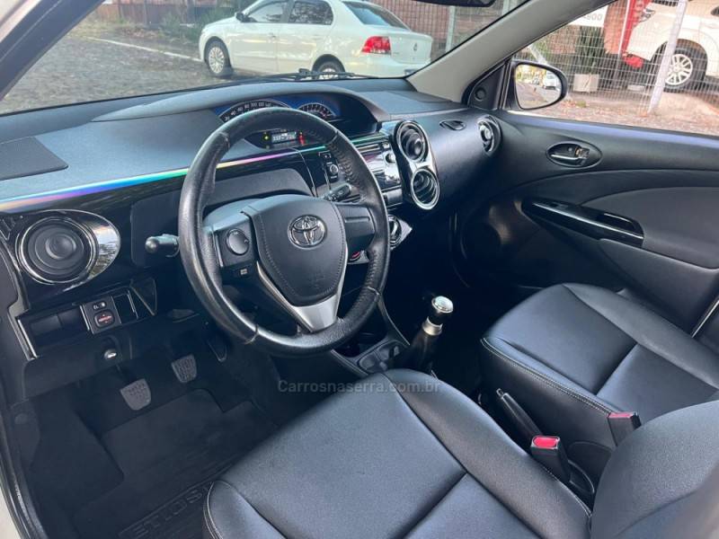 TOYOTA - ETIOS CROSS - 2014/2015 - Branca - R$ 50.900,00