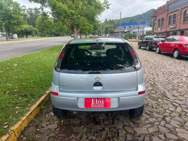 CHEVROLET - CORSA - 2011/2012 - Prata - R$ 35.900,00