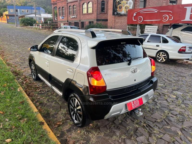 TOYOTA - ETIOS CROSS - 2014/2015 - Branca - R$ 50.900,00