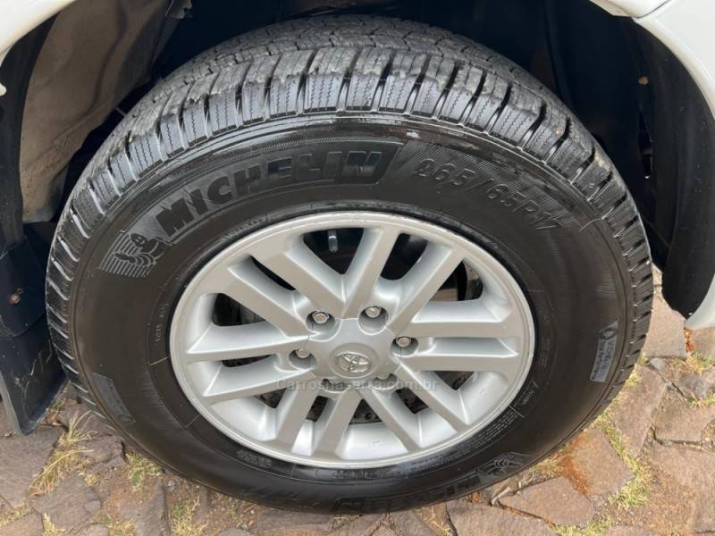 TOYOTA - HILUX SW4 - 2013/2014 - Branca - R$ 154.900,00