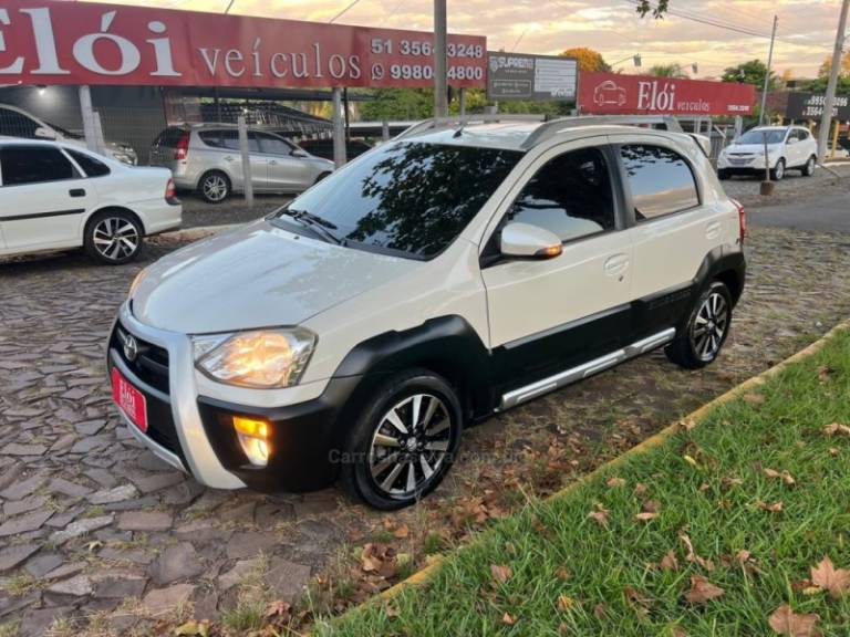 TOYOTA - ETIOS CROSS - 2014/2015 - Branca - R$ 50.900,00