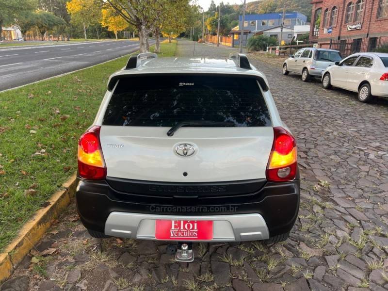 TOYOTA - ETIOS CROSS - 2014/2015 - Branca - R$ 50.900,00