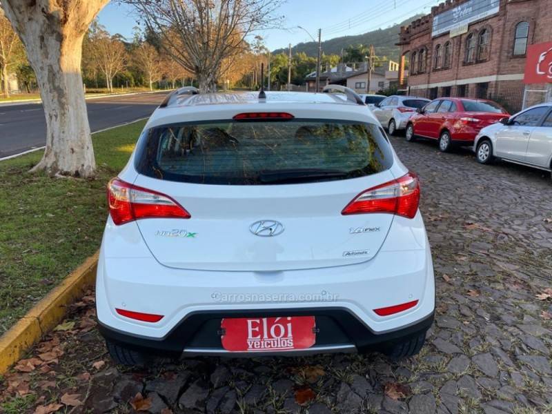 HYUNDAI - HB20X - 2013/2014 - Branca - R$ 59.900,00