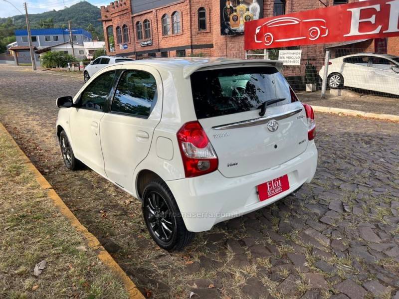 TOYOTA - ETIOS - 2013/2013 - Branca - R$ 42.900,00