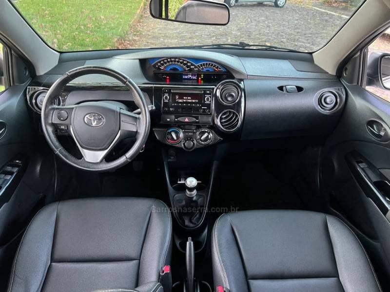 TOYOTA - ETIOS CROSS - 2014/2015 - Branca - R$ 50.900,00