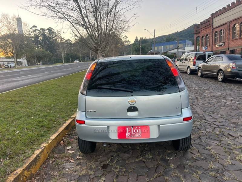 CHEVROLET - CORSA - 2011/2012 - Prata - R$ 35.900,00