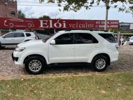 TOYOTA - HILUX SW4 - 2013/2014 - Branca - R$ 154.900,00