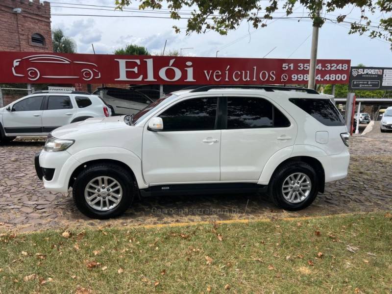 TOYOTA - HILUX SW4 - 2013/2014 - Branca - R$ 154.900,00