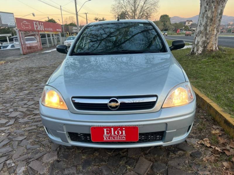 CHEVROLET - CORSA - 2011/2012 - Prata - R$ 35.900,00