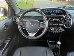 TOYOTA - ETIOS CROSS - 2014/2015 - Branca - R$ 50.900,00