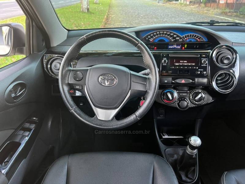 TOYOTA - ETIOS CROSS - 2014/2015 - Branca - R$ 50.900,00