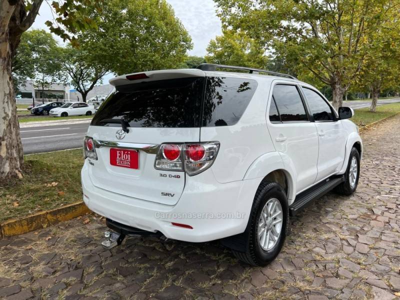 TOYOTA - HILUX SW4 - 2013/2014 - Branca - R$ 154.900,00