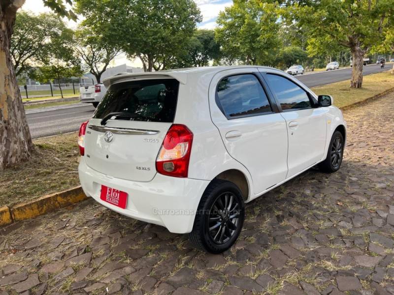 TOYOTA - ETIOS - 2013/2013 - Branca - R$ 42.900,00