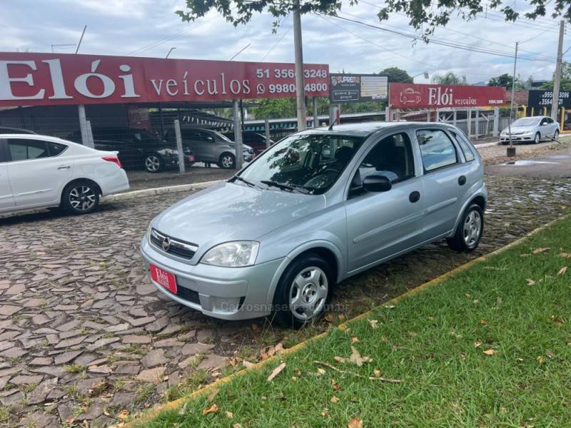 CHEVROLET - CORSA - 2011/2012 - Prata - R$ 35.900,00