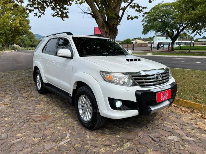 TOYOTA - HILUX SW4 - 2013/2014 - Branca - R$ 154.900,00