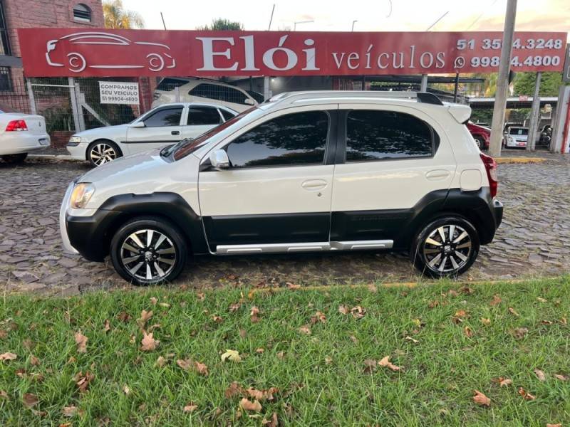 TOYOTA - ETIOS CROSS - 2014/2015 - Branca - R$ 50.900,00
