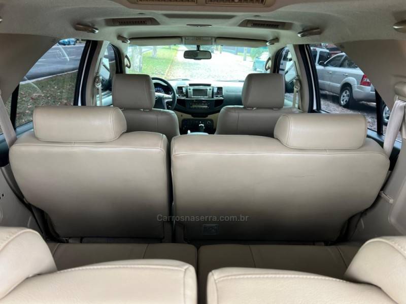 TOYOTA - HILUX SW4 - 2013/2014 - Branca - R$ 154.900,00