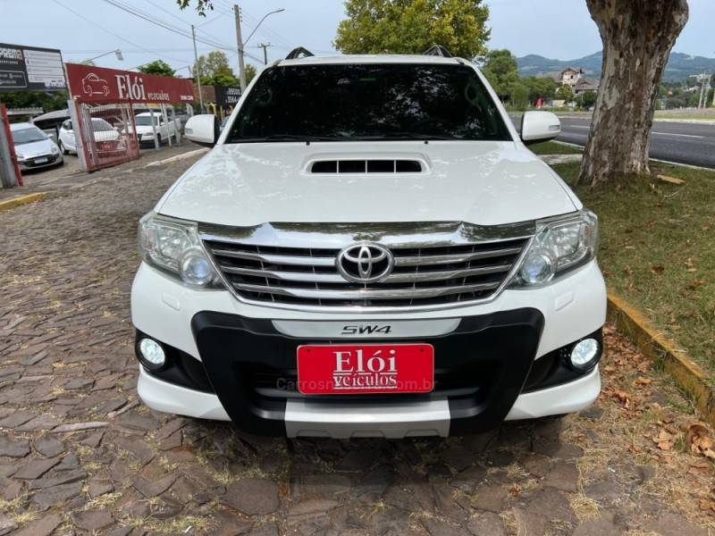 TOYOTA - HILUX SW4 - 2013/2014 - Branca - R$ 154.900,00