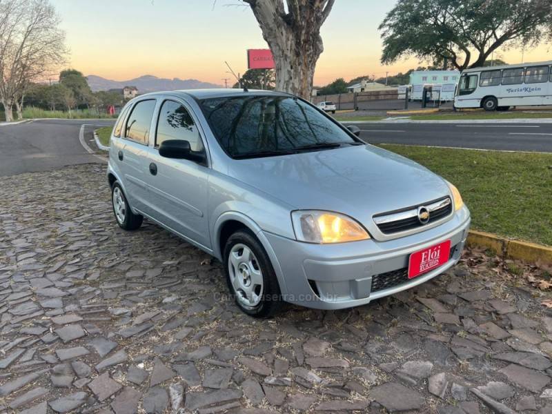 CHEVROLET - CORSA - 2011/2012 - Prata - R$ 35.900,00