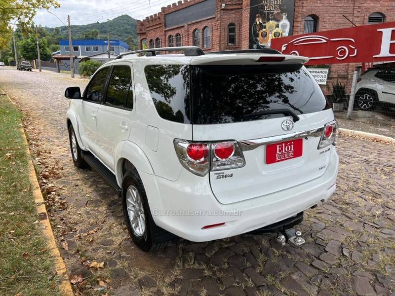 TOYOTA - HILUX SW4 - 2013/2014 - Branca - R$ 154.900,00